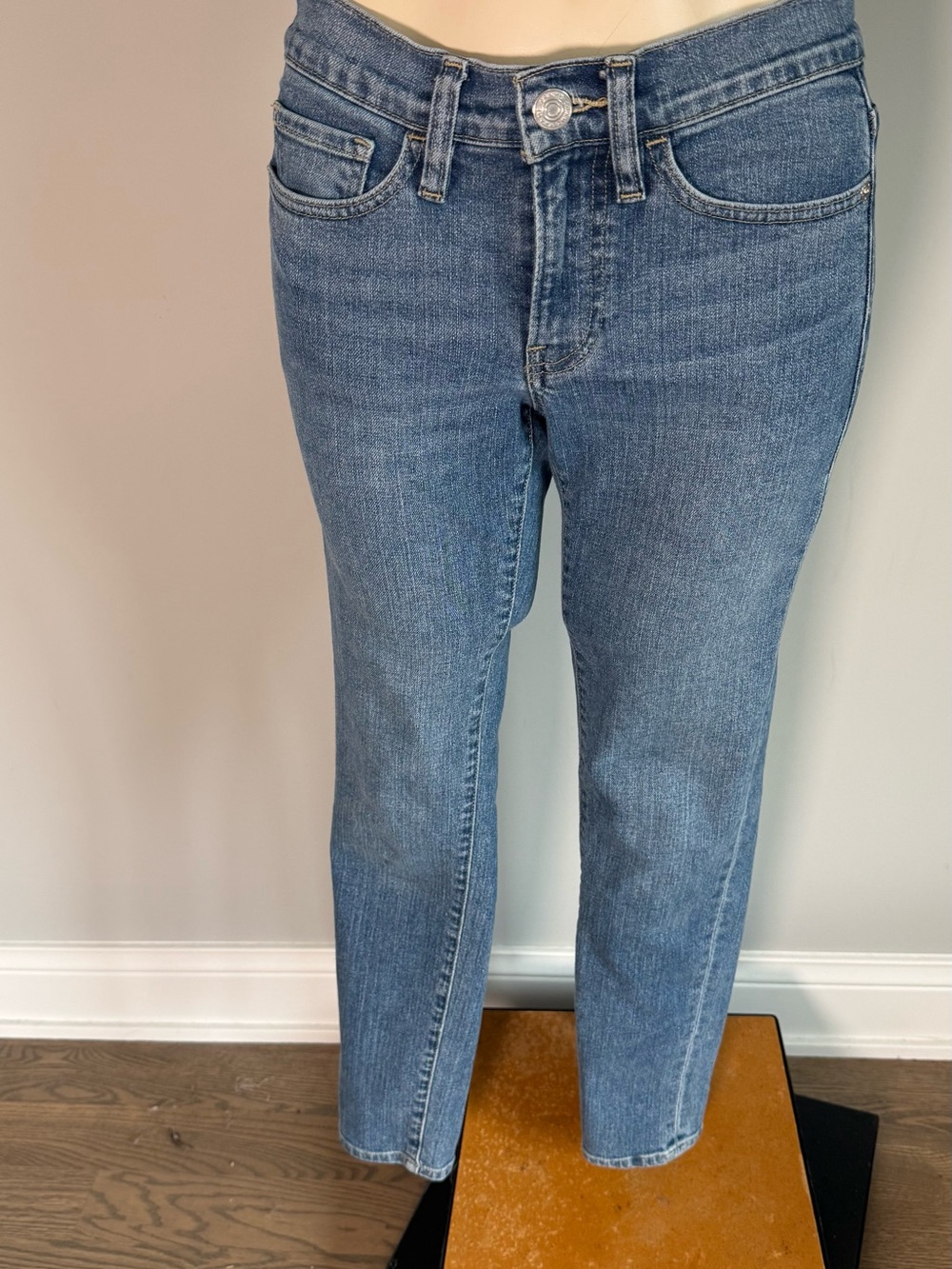 Frame Denim Women’s Skinny Jeans in Light Blue Wash